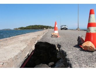 Karantina Adası Yolunda Kazalara Davetiye Çıkaran Çukurlar