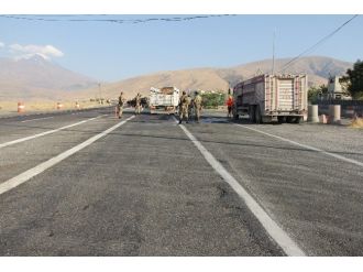 Pkk’lılar Yol Kesip Tır Yaktı