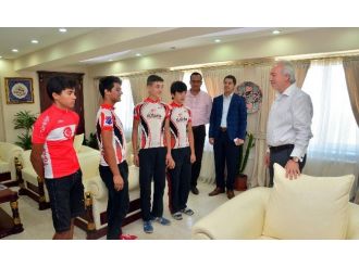 Şampiyon Bisikletçilerden Başkan Kamil Saraçoğlu’na Ziyaret
