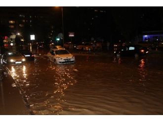 Başkentli Yaz Yağmuruna Hazırlıksız Yakalandı