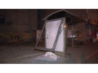 Yüzleri Maskeli Kişiler Otobüs Duraklarına Ve Atm’lere Saldırdı