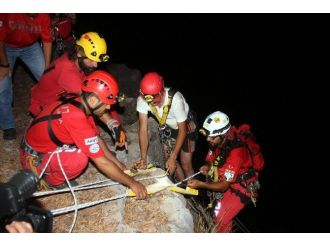 Uçurumda Mahsur Kalan Tatilci 4 Saat Sonra Kurtarıldı