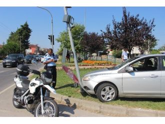 Otomobil Trafik Işıklarına Çarptı