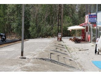 Elektrik Direkleri Yol Ortasında Kaldı