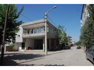 İki Yolun Kesiştiği Yerde Bulunan Direk Kazaya Davetiye Çıkarıyor