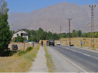 Polise Bomba Yüklü Araçla Saldırı : 1 Yaralı