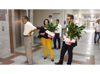 Çat Belediye Başkanından Hastanede Yatan Hastalara Çiçek Ve Şeker