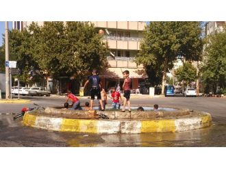 Çocuklar Serinlemek İçin Çareyi Süs Havuzlarında Arıyor