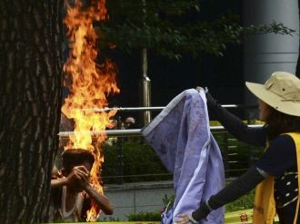 Güney Koreli Eylemci Japonya’yı Protesto İçin Kendini Yaktı