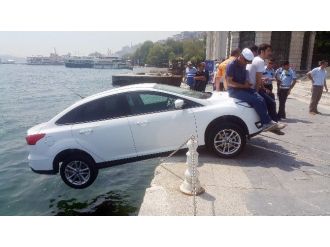 Denize Düşmekte Olan Otomobile Türk Usulü Kurtarma