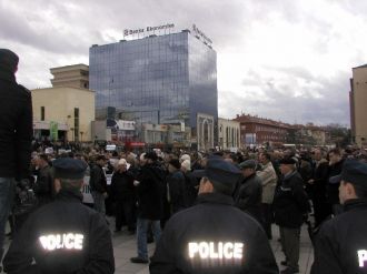 Muhalefet Hükümeti Protestolarla Tehdit Etti