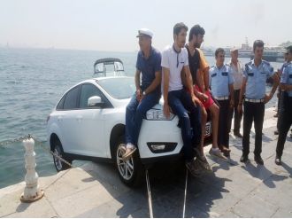 Denize Düşmekte Olan Otomobile Türk Usulü Kurtarma!