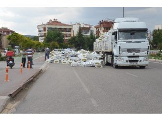Viraja Kontrolsüz Giren Tır’ın Üzenindeki Yalıtım Malzemeleri Yola Savruldu