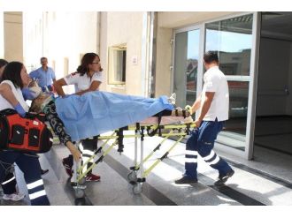 Kamyonun Altında Kalan Yaşlı Kadın Kaldırıldığı Hastanede Öldü