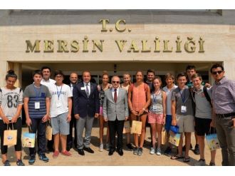 Farklı Ülkelerden Mersin’e Gelen Gençler Vali Çakacak’ı Ziyaret Etti