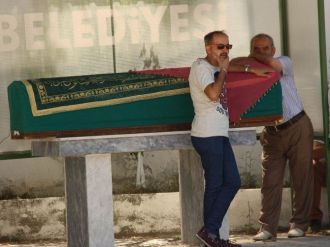 Kazara Öldürdüğü Eşinin Tabutunun Başından Ayrılmadı