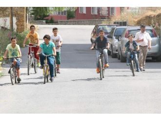 Yozgat’ta Çocukların Tek Eğlencesi Bisiklet Sürmek