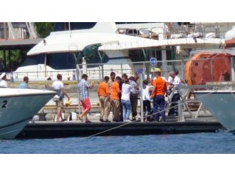 Boğulma Tehlikesi Geçiren Şahsı Sahil Güvenlik Botu Kurtardı