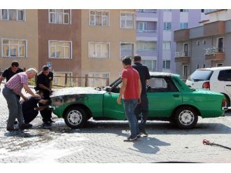 Baba Yadigarı Otomobil Alev Alev Yandı
