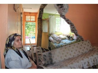 Ereğli’de Tek Katlı Binanın Bir Kısmı Çöktü