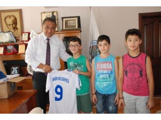 Gürün Belediye Başkanı Nami Çiftçi Minikleri Sevindirdi