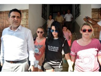 Norveçli Kızın Elindeki Ayrıntı