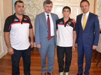 Şampiyon Güreşciye Bir Ödül De Vali Bektaş’tan