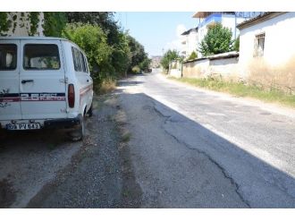 Nazilli’de Mahalle Sakinlerinden Bozuk Yol Tepkisi