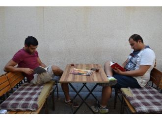 Nazilli’de Kitap Okuyana Çay Bedava