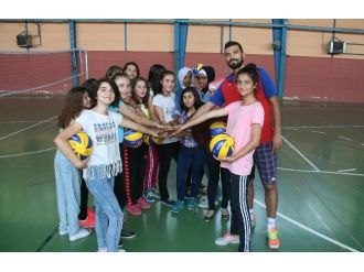 Hem Eğleniyorlar, Hem Öğreniyorlar