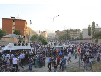 Hakkari’de Cenaze Yürüyüşünde Olaylar Çıktı