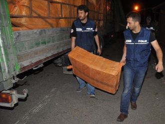 Polisin Durdurduğu Tır’dan 300 Bin Paket Kaçak Sigara Çıktı
