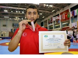 Kayseri Şeker Sporlu Milli Güreşçi Dünya İkincisi Oldu