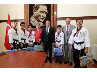 Vali Çomaktekin Başarılı Tekvandocuları Kutladı