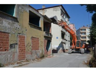 Bafra’da Metruk Binalar Yıkılıyor