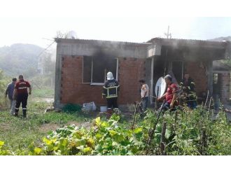 Dört Kişinin Yaşadığı Ev, Yangında Kullanılmaz Hale Geldi