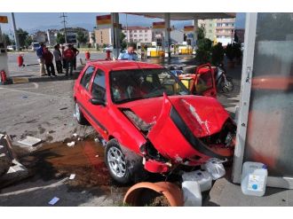 Bursa’da Otomobil Petrol İstasyonuna Daldı