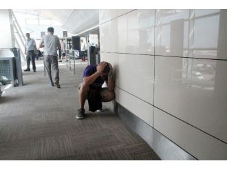 Terminal Camını Kırarak Kaçırdığı Uçağın Peşinden Koştu