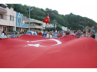 Tatilciler Şehitler İçin Yürüdü
