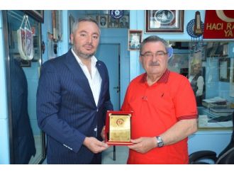 Borsadan En Yaşlı Üyeye Plaket