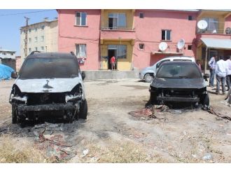 Bulanık’ta İki Araç Kundaklandı