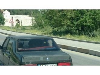 Arabanın Arka Koltuğundaki Buzağı Görenleri Şaşkına Çevirdi