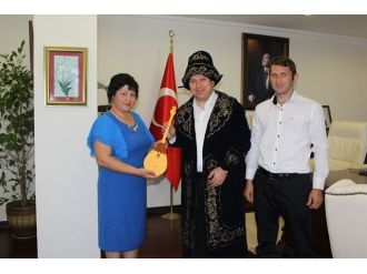 Vali Fidan Kazak Milli Kıyafeti Giydi