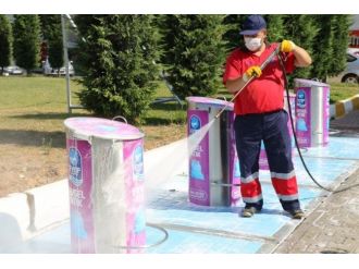 Eyüp’te Çöp Konteynerleri Köpükle Yıkanıp, Dezenfekte Ediliyor