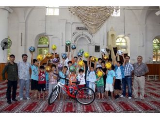 Kuran Kursu Öğrencilerine Bisiklet Ve Futbol Topu Hediye Edildi