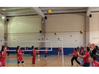 Denizli’de Voleybolcular Yetişiyor