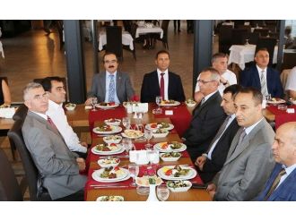 Vali Coş, Tuğgeneral Saymaz İle Albay Şimşiroğlu’na Veda Yemeği Verdi