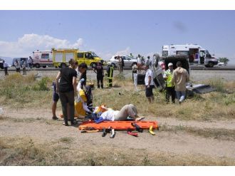 Otomobil İle Hafif Ticari Araç Çarpıştı: 1 Ölü, 5 Yaralı