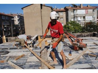 40 Derece Sıcağın Altınca ‘Ekmek Parası’ İçin Çalışıyorlar