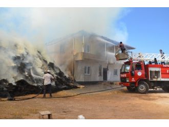 Belediye Başkanı Ahır Yangınına Müdahale Etti